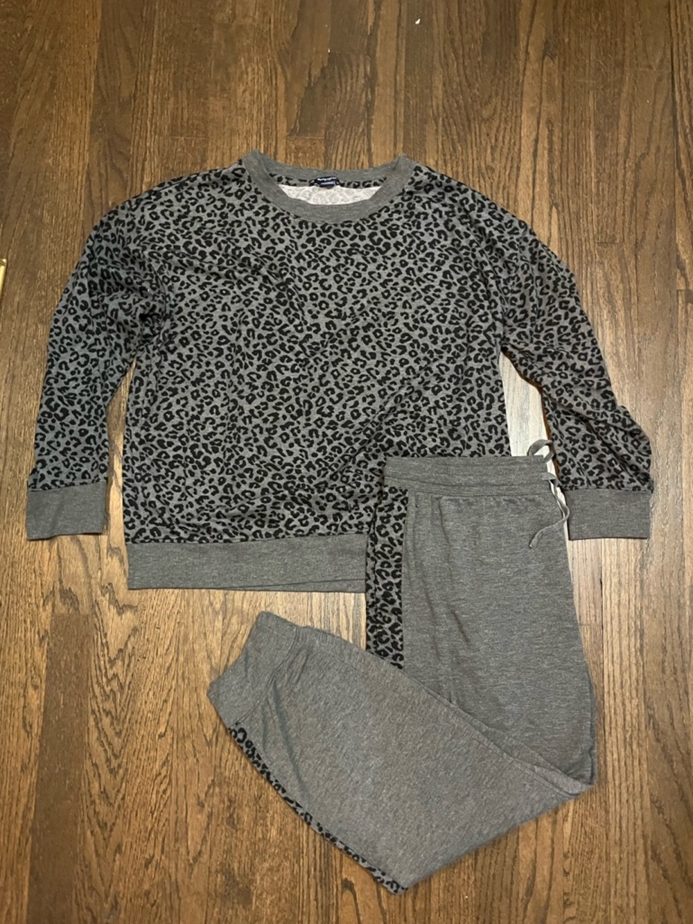 Splendid Gray Leopard-Accent Lounge Top